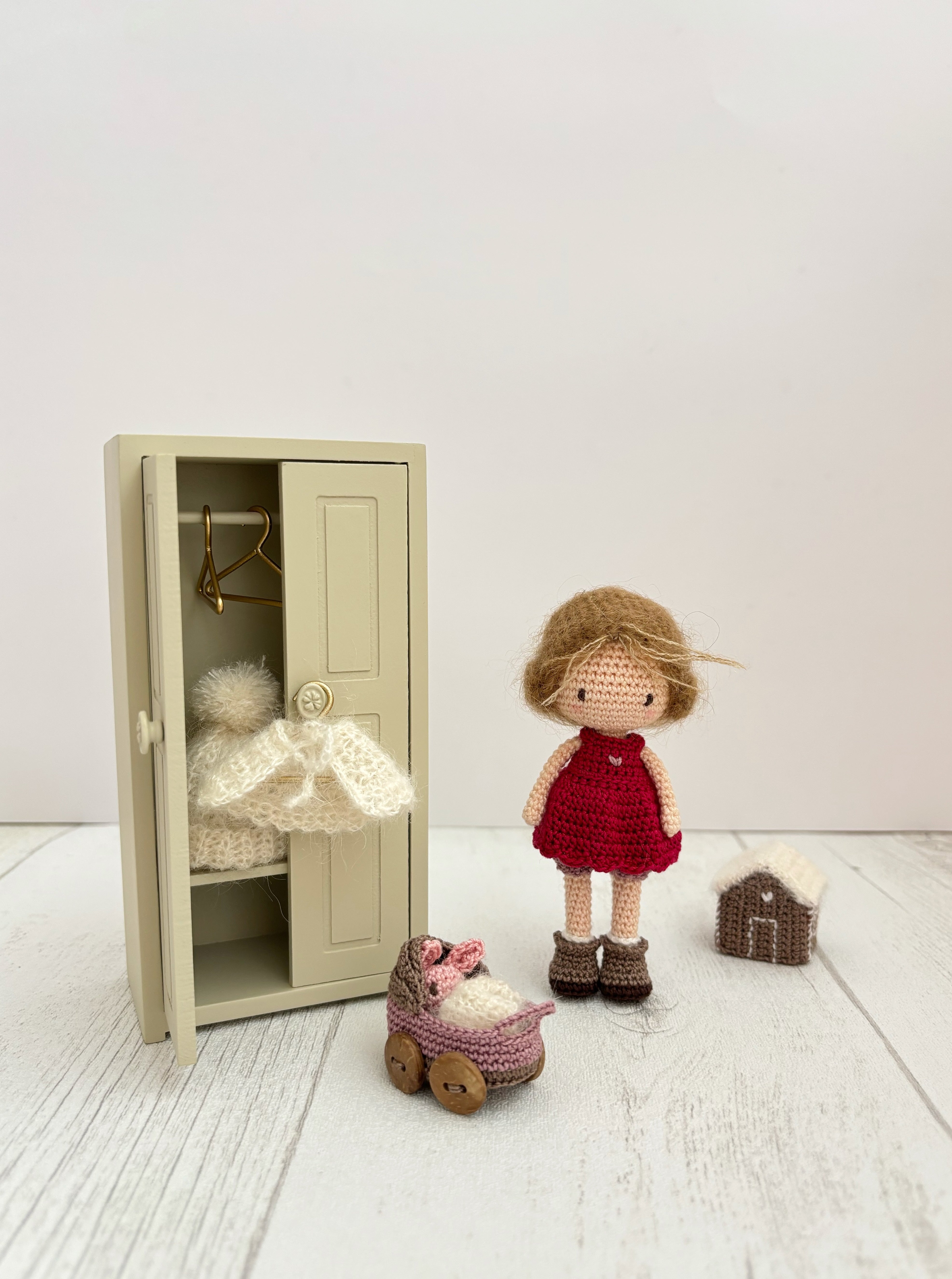 Kit Micro Crochet : Le Dressing de Noël de Mini Madeleine Lulu Compotine - Edition Limitée