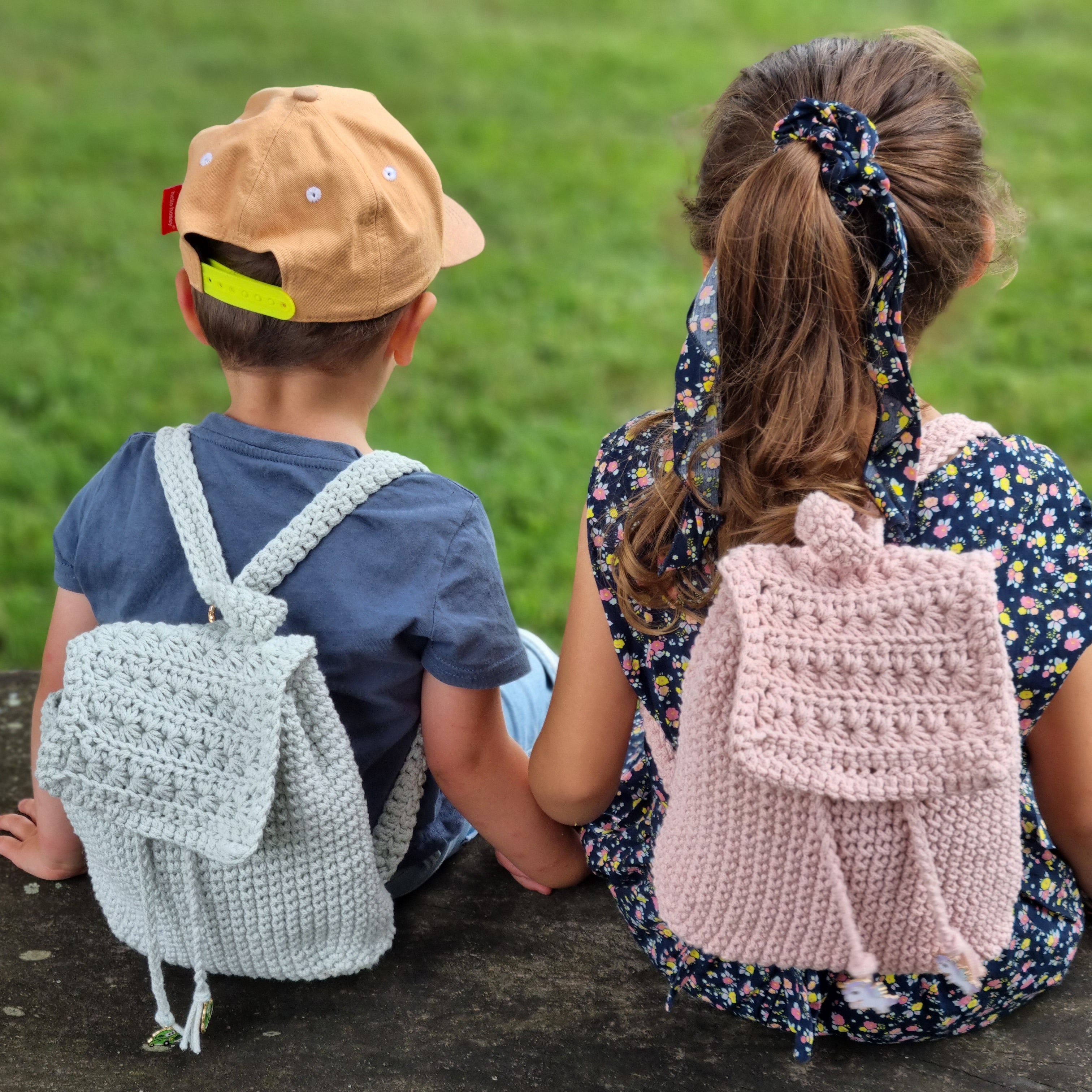 KIT CROCHET : Le Sac à Dos Enfant LEON et LISON avec Charms au choix - Niveau Débutant