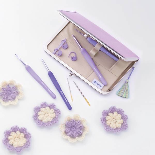 TULIP : SET DE 8 CROCHETS PREMIUM ETIMO MURASAKI + 2 AIGUILLES + 3 MARQUEURS + ETUI DE RANGEMENT A POMPON