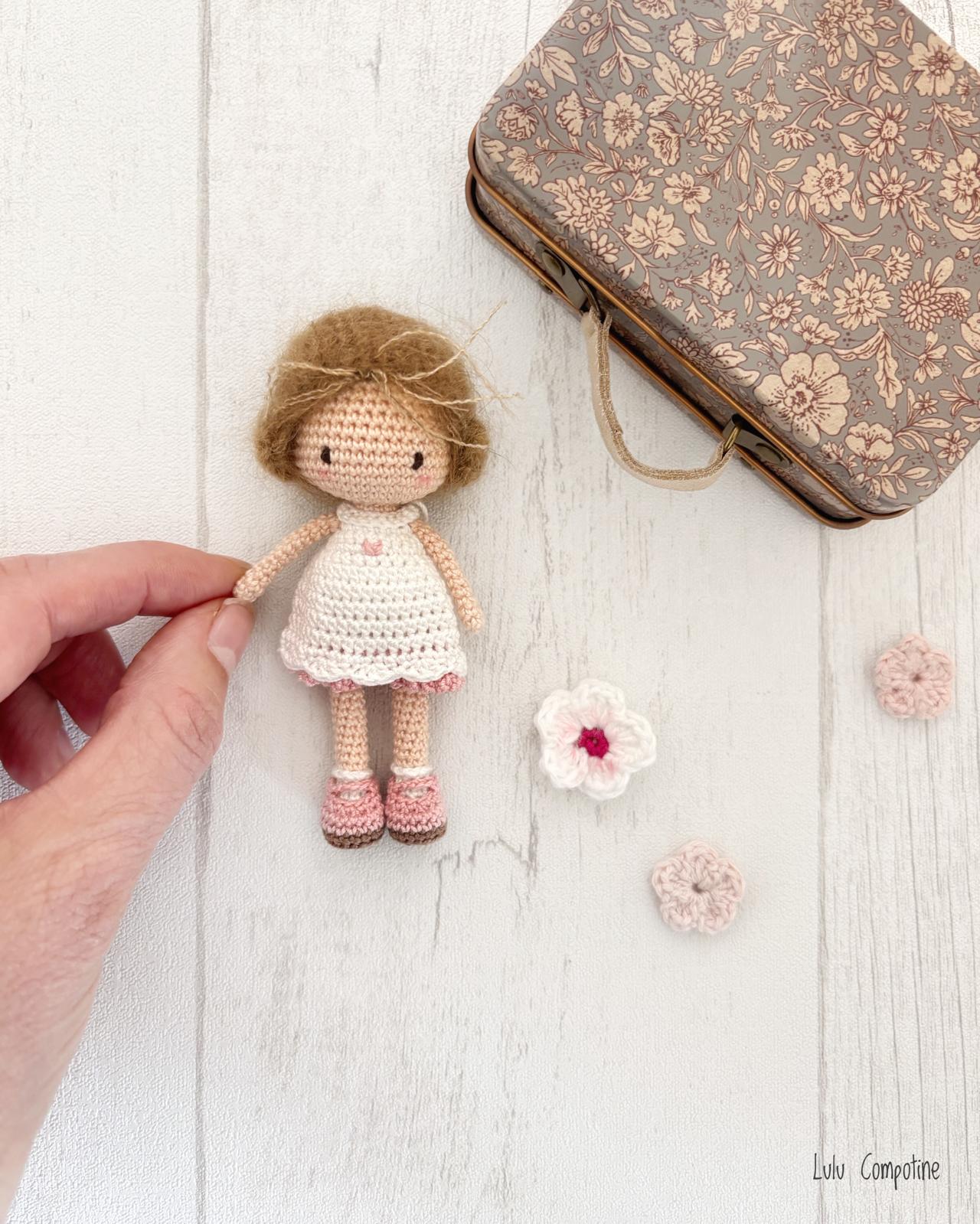 Kit Micro Crochet SANS PATRON Lulu Compotine : Les Vacances de Mini Madeleine Blossom