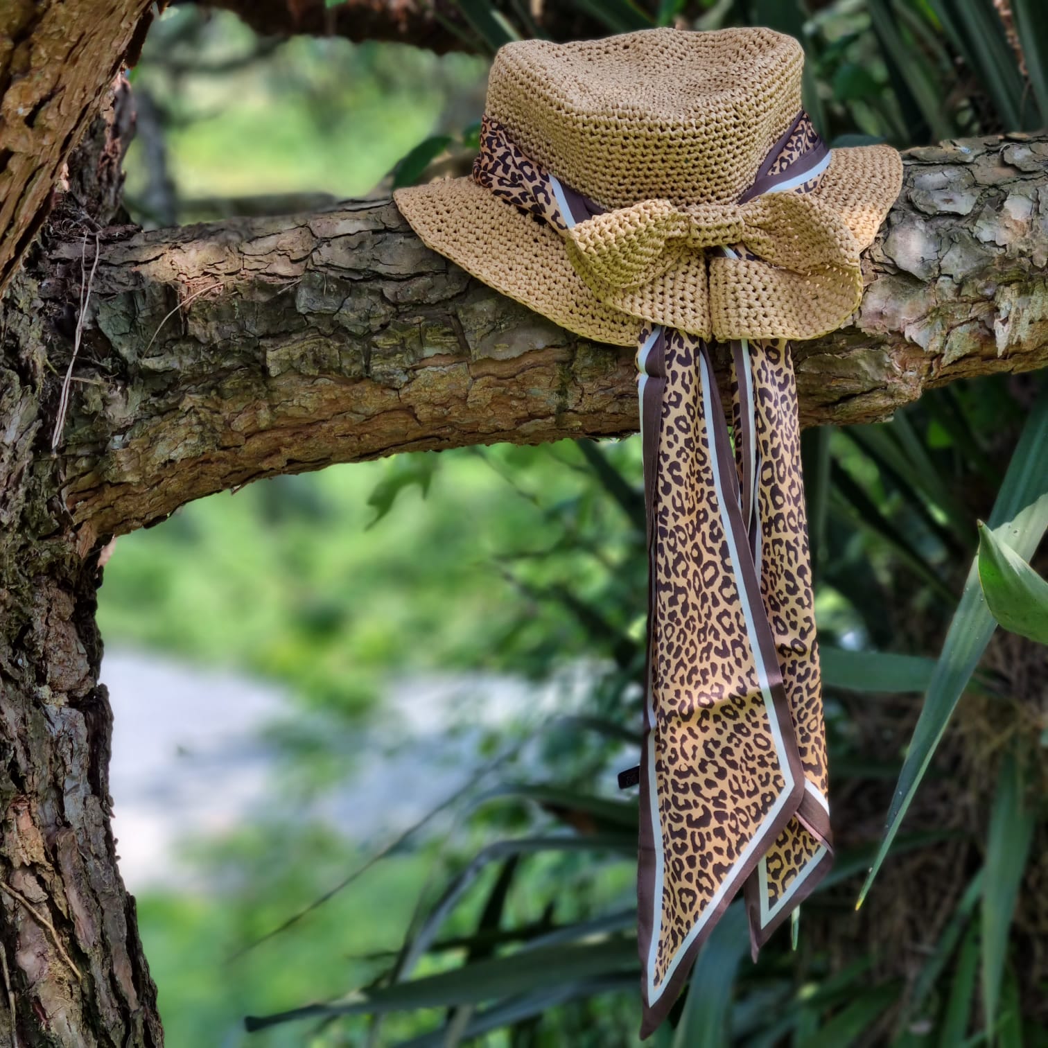 KIT CROCHET : Le Chapeau de Soleil MAY en Raphia (avec foulard léopard) - Niveau Débutant