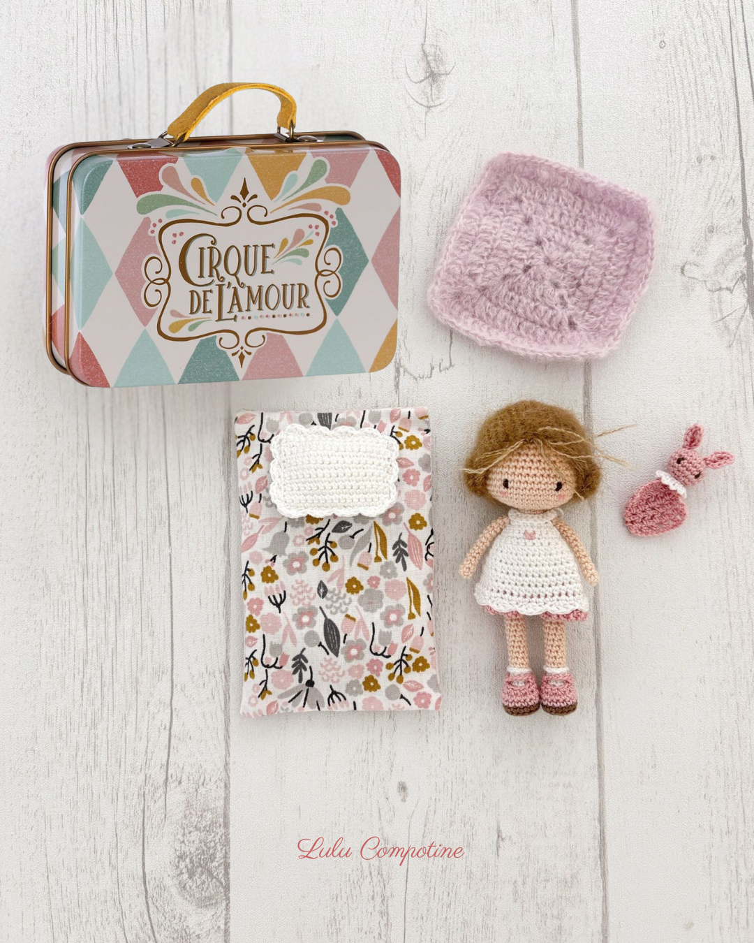 Kit Micro Crochet SANS PATRON Lulu Compotine : Les Vacances de Mini Madeleine Harlequin